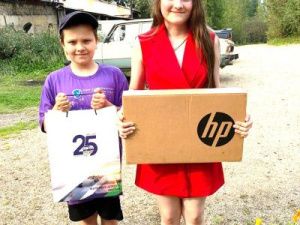 Семья Филковых из Томмота  получила в подарок ноутбук от Акционерной компании «Железные дороги Якутии»