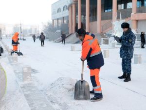 Осужденных к принудительным работам привлекли к очищению Якутска от снега и наледи