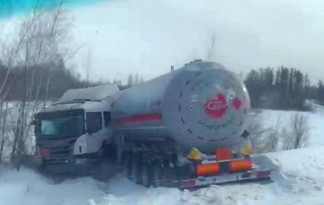 В Якутии столкнулись бензовоз и легковой автомобиль