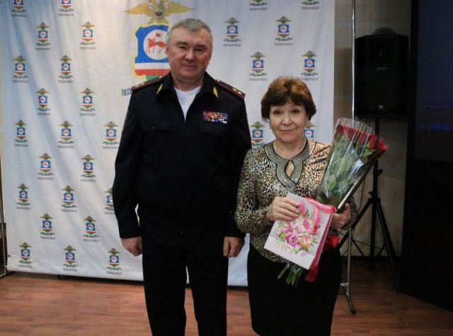 Министр внутренних дел по Якутии наградил медсестру Александру Романову за многолетний труд