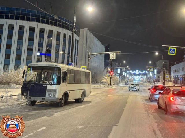 В Якутске маршрутный автобус попал в ДТП: Пострадала 86-летняя пассажирка