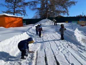 Фотофакт: в селе Бяс-Кюель Горного района многодетный отец сделал горку из снега для детей