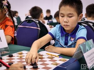 Девять чемпионов мира участвуют на турнире по шашкам в Якутске