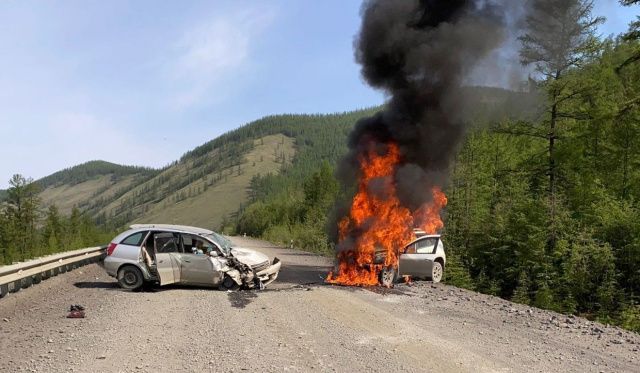 В Якутии в результате столкновения загорелся автомобиль, погиб пассажир