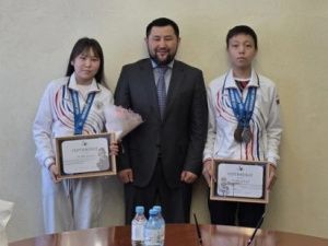 Глава Якутска встретился с юными чемпионами Европы по пулевой стрельбе Айиной Готовцевой и Николаем Яковлевым