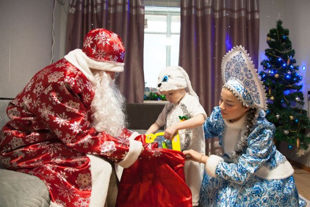 Дед Мороз и Снегурочка поздравили детей сотрудников УФСИН и жителей г. Якутска с наступающим Новым годом