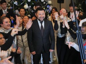 Евгений Григорьев вручил стипендии 100 лучшим школьникам на Елке главы Якутска