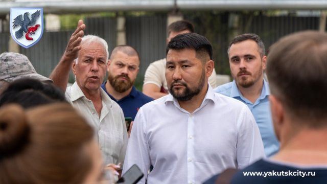 Евгений Григорьев проверил ход благоустройства дворов в Октябрьском округе