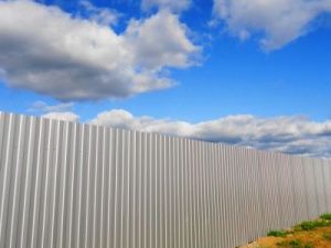 В Якутске мужчина в течение недели крал профлисты из соседнего предприятия, разбирая частями их забор