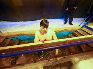 В самом холодном регионе России идут крещенские купания