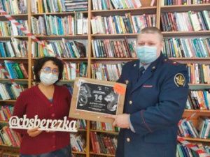 Работники библиотеки «Березка» передали в дар колонии-поселению № 2 книги и журналы  