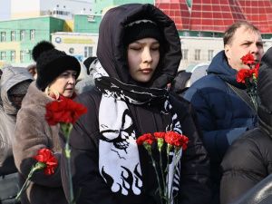 Якутяне несут цветы к мемориалу памяти жертв теракта в Подмосковье