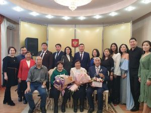 Две семьи из Хангаласского района Якутии награди знаком «Семейная доблесть»