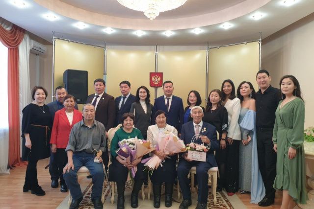 Две семьи из Хангаласского района Якутии награди знаком «Семейная доблесть»