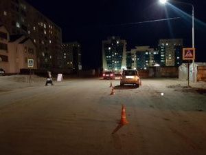 В Якутске автомобиль наехал на мужчину с ребенком