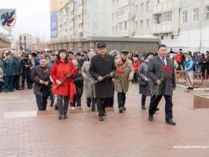 В Якутске возложили цветы к мемориальному комплексу «Солдат Туймаады»