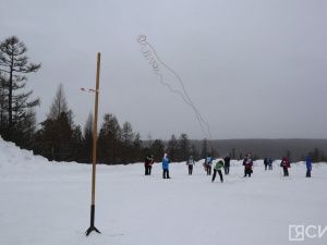 В Нерюнгри при сильном ветре и снегопаде прошли соревнования по метанию аркана