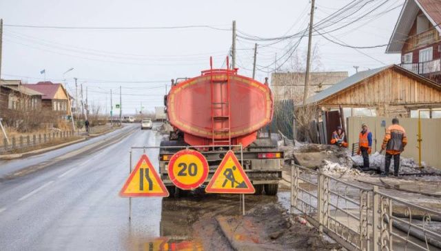В Якутске дорожные службы задействованы на работы для отвода талых вод 