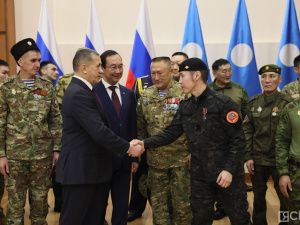 Зампред правительства России Юрий Трутнев вручил госнаграды военнослужащим и добровольцам Якутии