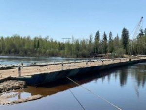 В Якутии открыто движение по наплавному мосту через речку Тюкян