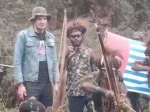 В Индонезии папуасы-сепаратисты больше двух месяцев держат в заложниках новозеландского пилота