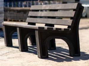 В Якутске начали делать скамейки и бордюры из пластика