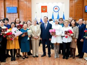 В преддверии Международного женского дня в Якутии наградили многодетных матерей