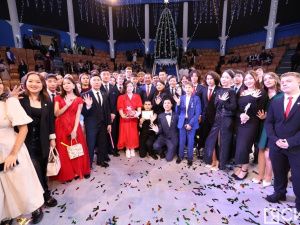 10 лучших школьников по итогам 2024 года наградили на Елке главы Якутии