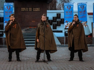 В патриотической акции «Свеча памяти» якутяне выложили из горящих свечей слово «ПОМНИМ» 