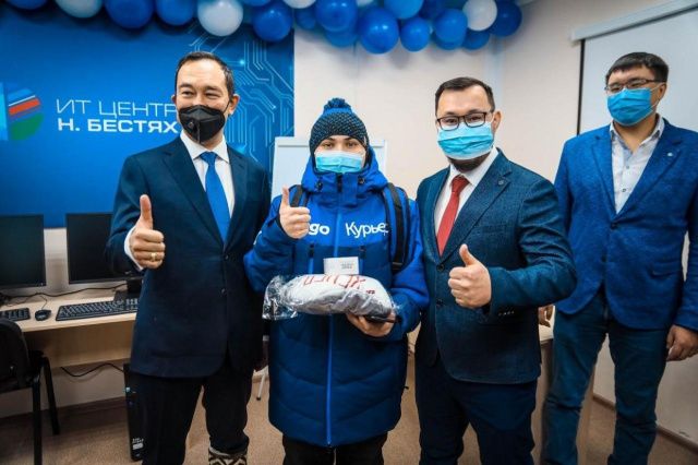 Айсен Николаев посетил IT-центр в Нижнем Бестяхе