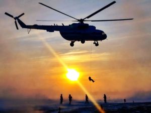 Небо, трос, земля. В Якутске спасатели отработали навыки беспарашютного десантирования