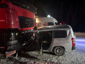 В Хангаласском улусе иномарка влетела в стоящий большегруз: Погиб пассажир