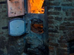 В Якутске госпитализирована девушка, которая получила ожоги при разжигании печи