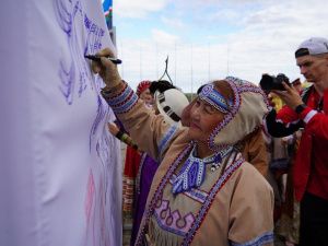 В Москве в парке Победы на Поклонной горе волонтеры развернут российский флаг