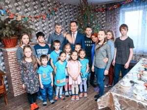 Айсен Николаев пообщался с енотом…и многодетной семьей!