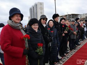 В Якутске возложили цветы к памятнику Матери