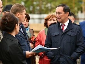 Айсен Николаев проинспектировал ход строительства социальных объектов в Вилюйске 