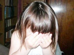 Била детей ножом за пропавшие сигареты:  десятилетняя девочка из Якутии убежала от обезумевшей матери и спасла брата и сестру