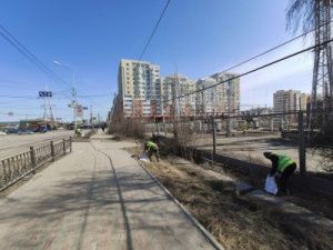 Бригады АО «Якутдорстрой» чистят улицы и тротуары от пыли и песка