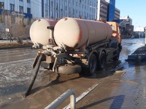 Коммунальные службы Якутска приступили к откачиванию луж