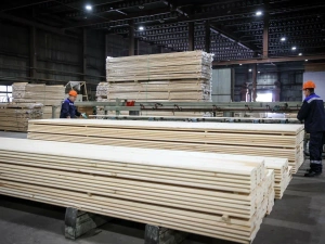 Айсен Николаев проверил работу модернизированной линии лесопромышленного комплекса «Алмас»