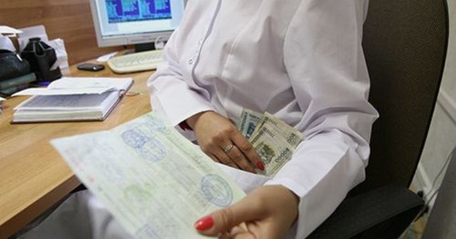 В Мирнинском районе врач обвиняется в получении взяток и служебных подлогах