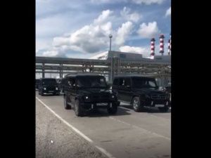 Парад тщеславия. Выпускникам школы в Якутске устроили заезд на «Гелендвагенах»