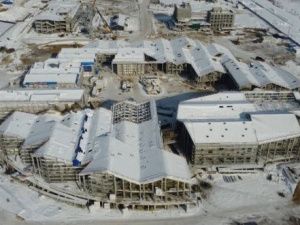 Альберт Авдолян, Айсен Николаев и Сергей Чемезов посетили стройку самого масштабного в Якутии образовательного комплекса «Точка будущего»