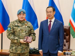 Айсен Николаев вручил якутянам государственные награды в преддверии Нового года