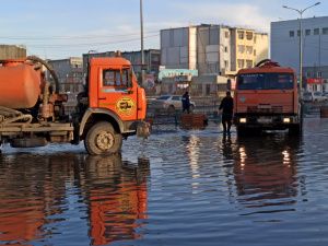 В Якутске в усиленном режиме ведутся работы по отводу и откачке талых вод
