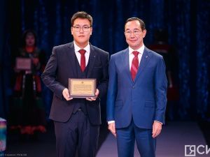 Премии лучшим школьникам Якутии 2023 года вручил Айсен Николаев