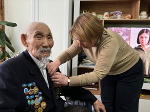 Ольга Балабкина вручила нагрудной знак Почетному гражданину Якутии