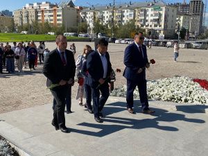 В Якутске в День 82-й годовщины Курской битвы возложили цветы к монументу «Воинам-победителям»