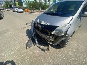 В Якутске 64-летняя автоледи совершила столкновение на перекрестке, проехав на запрещающий сигнал светофора